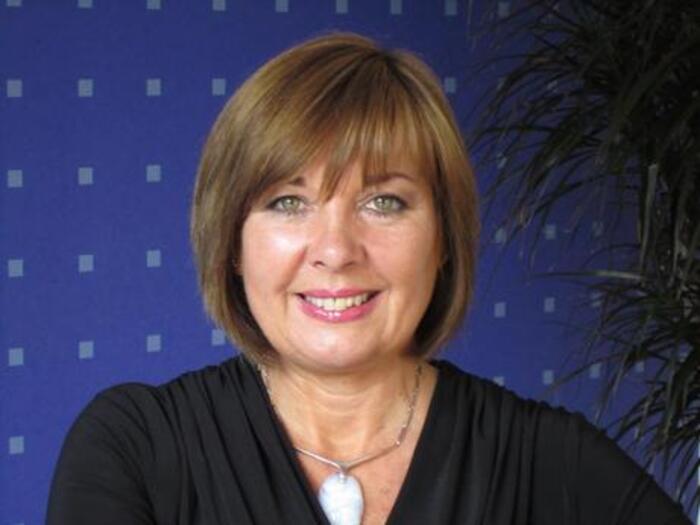 Theresa Hughes headshot
